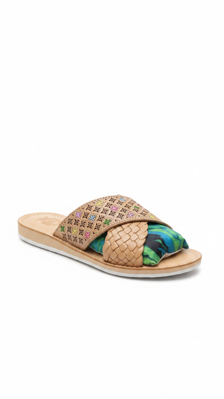 Sandalia miel con flores mexicanas bordadas