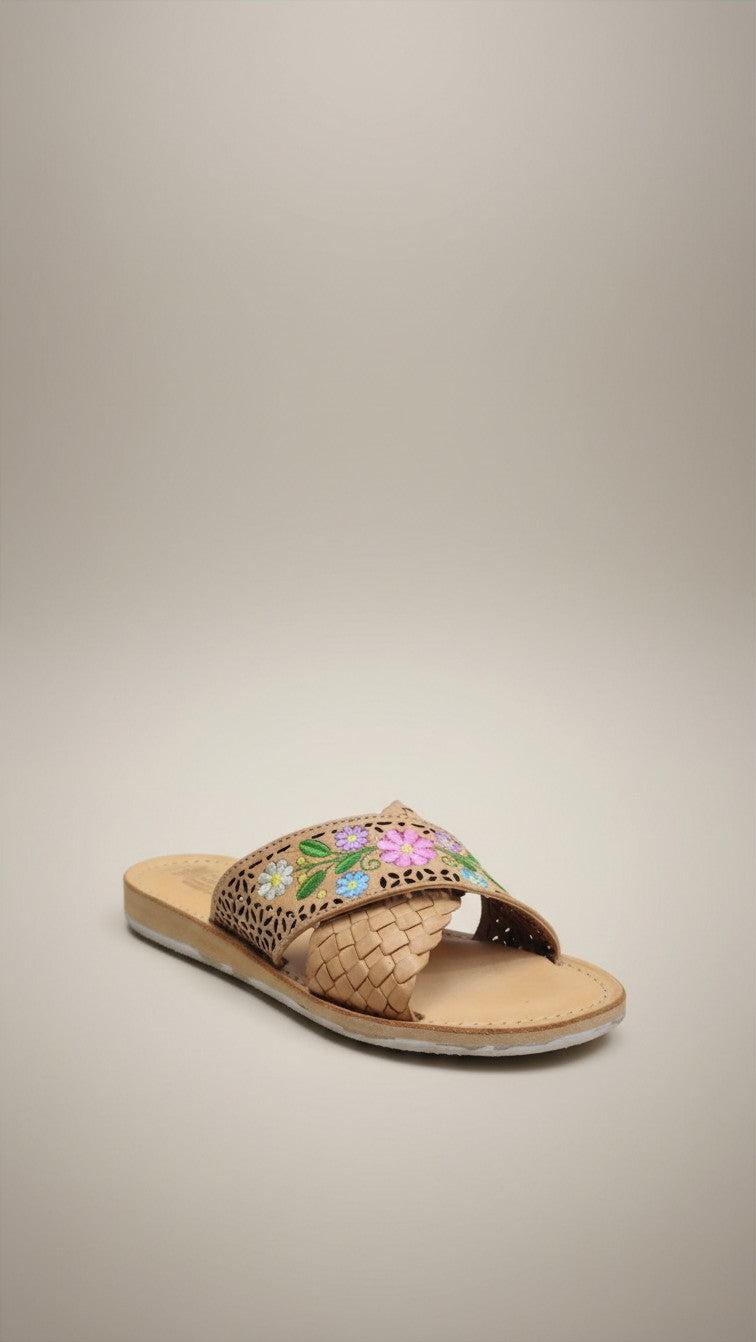 Sandalia miel con flores lila bordadas