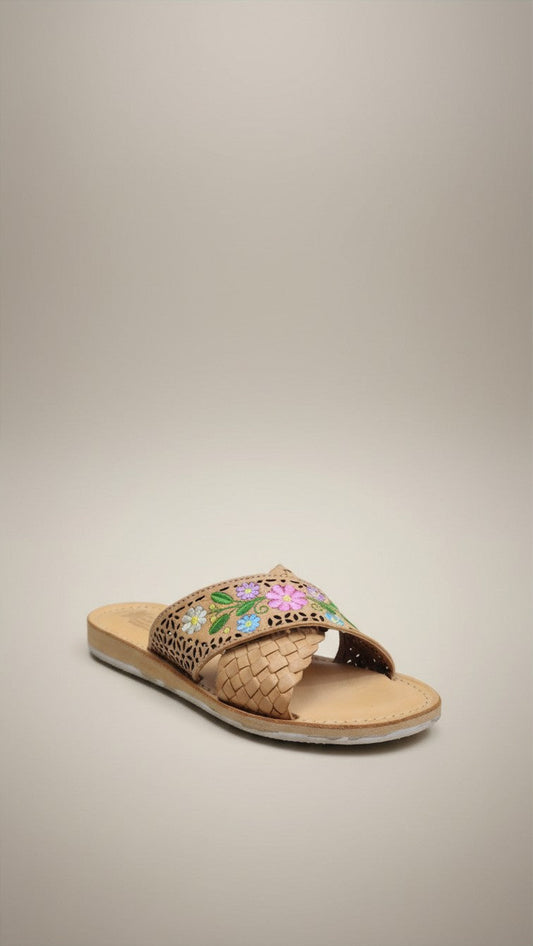 Sandalia miel con flores lila bordadas